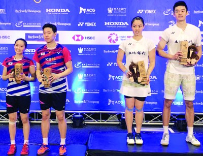 右起:王齐麟/李佳馨战胜韩国混双徐承宰/蔡侑玎,拿到中华台北帮征战纽羽十年第一冠。