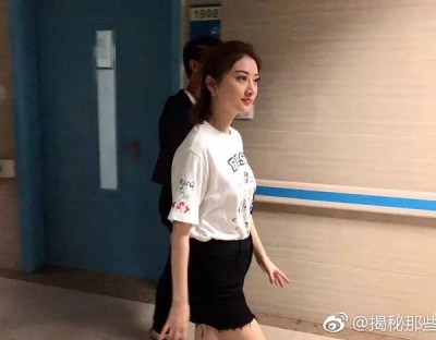 景甜的凸肚照在网络疯传,被众人强烈怀疑有孕了。