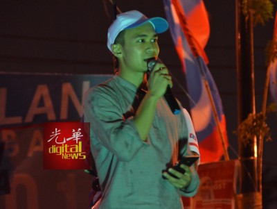 依山代姐姐演讲拉票。