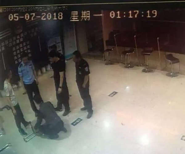 警官到场后当场吓呆。