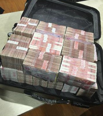 男子带了现金200万人民币当做爱博体育登陆。