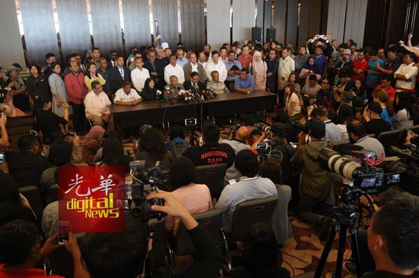 马哈迪(坐者)率领希联领袖召开记者会,表明会落实希联宣言。坐者左起是赛夫丁阿都拉、莫哈末沙布、旺阿兹莎、林冠英、慕尤丁及赛夫丁纳苏迪奥。