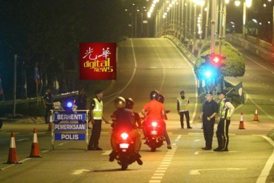 警方在通往首相署的主要大道驻守,防止闲杂人冲过防守线。