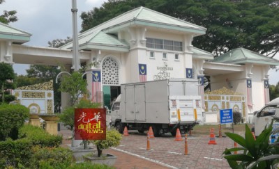 货车驶入首相官邸,相信准备载有纳吉夫妇的物品。