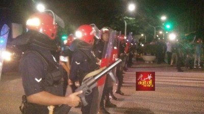 警方在通往首相署的各要道驻守,确保局势安全。