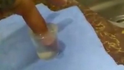 网络录影截图,民众示范如何使用漂白剂清洗不褪色墨汁。