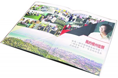 曹观友在竞选期中推出的宣传小册子,显露首长格局气息。