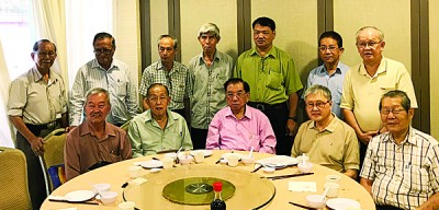 谢诗坚(坐者左3)促请槟威华校董联会理事会展延2018年至2020年新届理事会提名截止日期及会员代表大会举行日期。