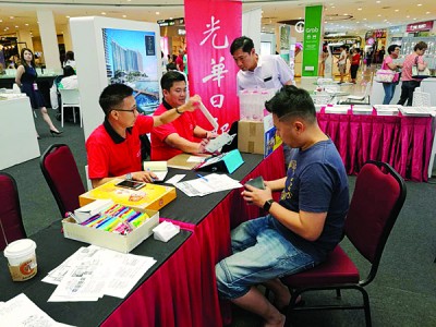 不少读者到展签购电子报,转换阅报习惯,与时并进。
