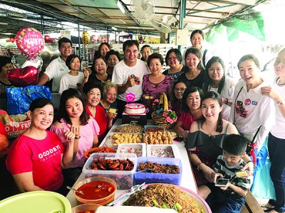 孙意志(中)与民众大合照。