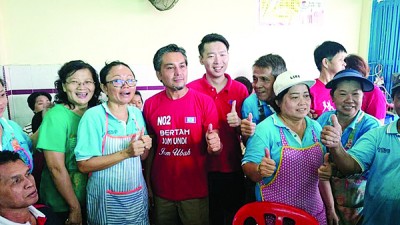 现场民众纷纷要求与卡立梅达(站者左3)合照。
