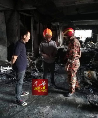 阿兹林(中)到场向消拯官跟进案情。