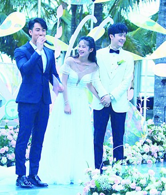 永利总站注册送28(左起)在峇里岛担任颖儿、付辛博的婚礼证婚人。