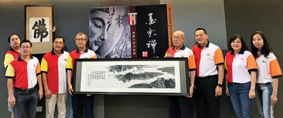 林唐欣(左起)、彭春松、黄恒翔、荘耿康、程福隆、梁淑鸾与吴莲丝等人在记者会上合照。