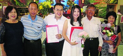 梁永锦与巫珊珊“520”注册结婚,双方家长大乐开怀喜获好女婿及好媳妇。