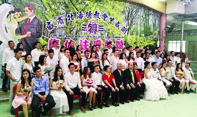 28对新人在阁长吴清辉(前排左8)及曾文忠(前排左9)的见证下正式注册结婚。