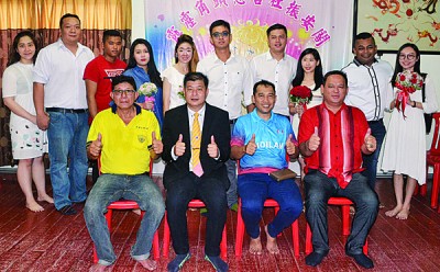 其中5对新人与李炳得(左起)、许涵创、尤努斯、张海业合影。