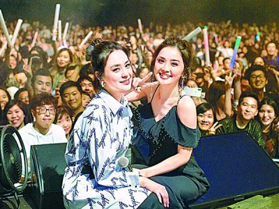 阿娇(左)以及阿Sa每当美加巡演吸引大量粉丝捧场。