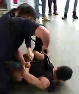 警员持枪制伏其中一匪。