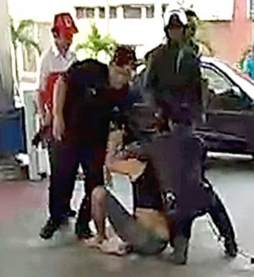 匪徒逃到一间加油站,最终被2警拘捕。