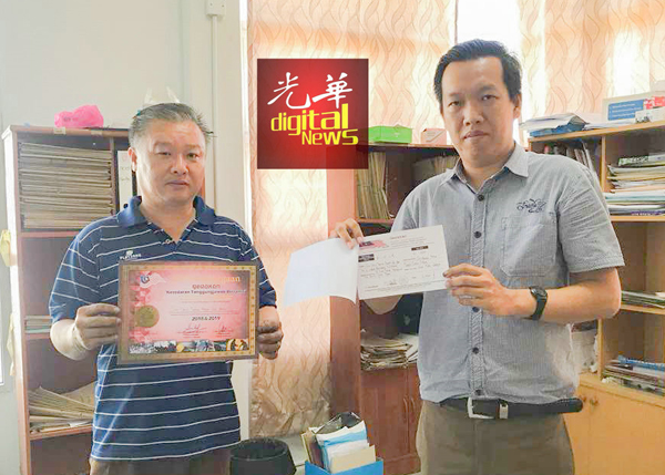 黄文标(右)以及杨先生亮“工业认证诈骗党”收钱后来的证件和单据样本。