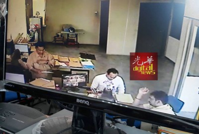 闭路电视摄像到骗子行骗时的面貌。