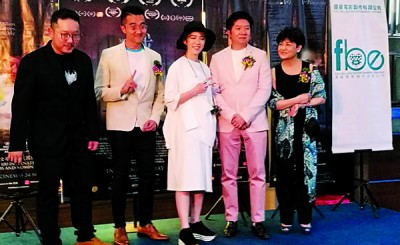 《惯我》演员和监制们很合照,右起了冠兰、虞日新、狄妃、陈建成同何晋亿。