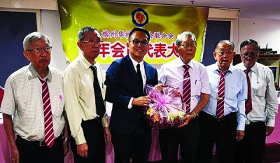骆保林(右3)赠送水果篮予魏子森(左3),左起连毅勇、傅振造、陈开成(右起)及杨福源。