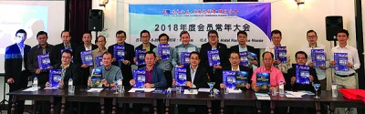 郑文胜(坐者左起)、谢中正、卢国祥、郑荣兴、林祥泰、许综文及陈炯裕,呼吁全马企业家踊跃出席活动。