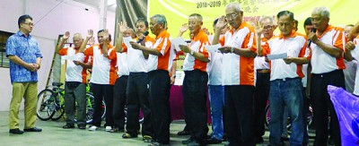 蔡通易(左1)为西岭华人义山管理委员会新届委员会主持监誓。