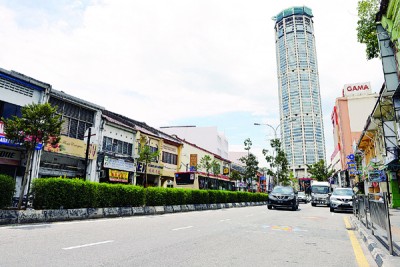 大选期间挂在槟岛市区的各政党党旗及候选人海报已卸除。