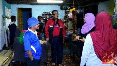 杨庆传(左2)漏夜到灾区视察。
