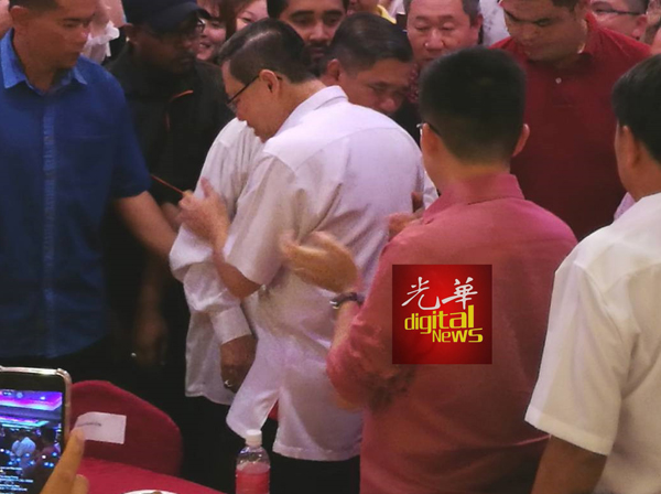 莫哈最终沙布以及林冠英相拥。