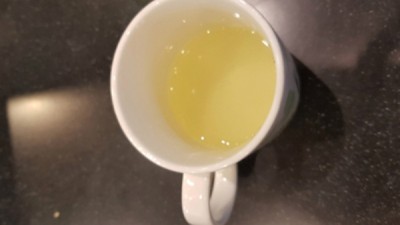 女性因为儿子尿急,还是让儿子直接“尿在咖啡杯里”。