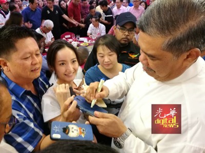 莫哈最终沙布人气爆表,为出席者要求以手机壳上签字。