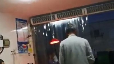 老汉丢低酒钱后愤然离去。