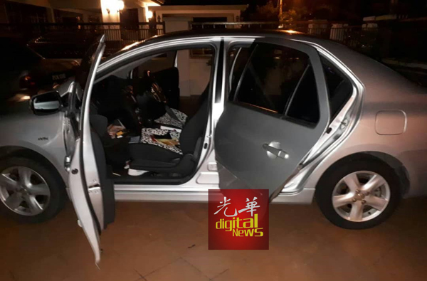变态贼徒闯入斑鸠湾民宅撬开汽车偷窃硬币及晾晒在外的内衣裤。
