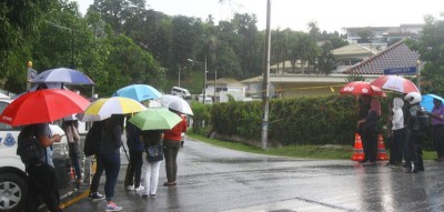 周五下午一场大雨,大部分民众纷纷避雨离去,媒体人则坚守岗位。
