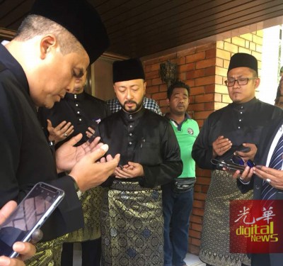 吉打政权算稳住了,候任大臣慕克里在出发前往皇宫宣誓前,于私邸前与支持者祈求上苍的祝福。