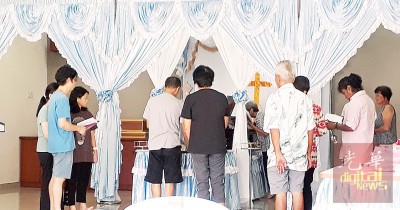 死者家人诵圣经。