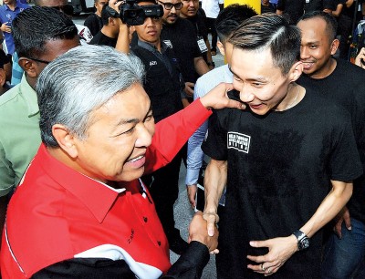 李宗伟也副首相阿末扎希站台。
