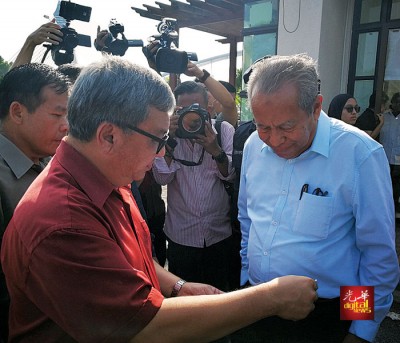 梁全达将家总过去的部分投报交给首相办公室代表沙拉尼。