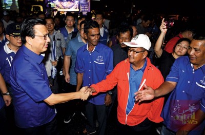 面对黄德的挑战,再加上伊党候选人围攻,廖中莱不掉以轻心,赶场拜票。