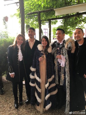 李玟(左起)、黄立行及黄立成(右)贺新人,林智文夫妻打扮如国王、王后。