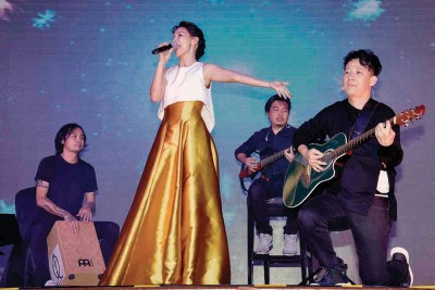 李心洁与特别嘉宾阿牛合唱《裙摆摇摇》,引起共鸣。