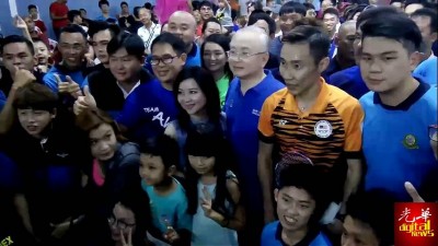 李宗伟(右2)首次来到永平与粉丝见面和交流球艺,还与大家合影。出席者包括魏家祥(右3)和林添顺(右4)。