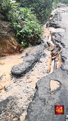 登山柏油路段满是山石。