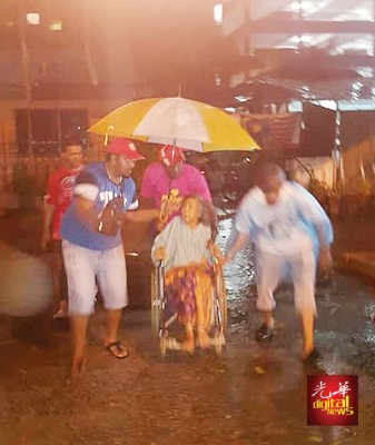 雷尔与市厅应急小组深夜协助灾民撤离灾区。