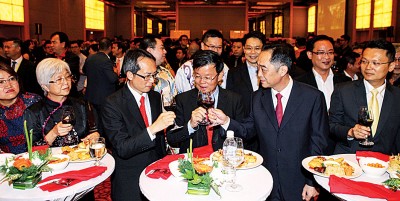 首长曹观友(左3)、拿督刘子健(左2)、行政议员章瑛(左)及杨顺兴(右)等与吴骏把酒言欢。