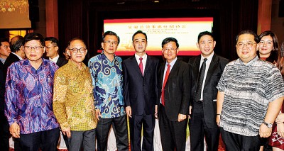 本报管理层,包括董事骆南辉(左3)、总经理准拿督李兴前(左2)、署理总经理林星发(右)、副总经理准拿督梁宗宝(左)等也参与其盛。